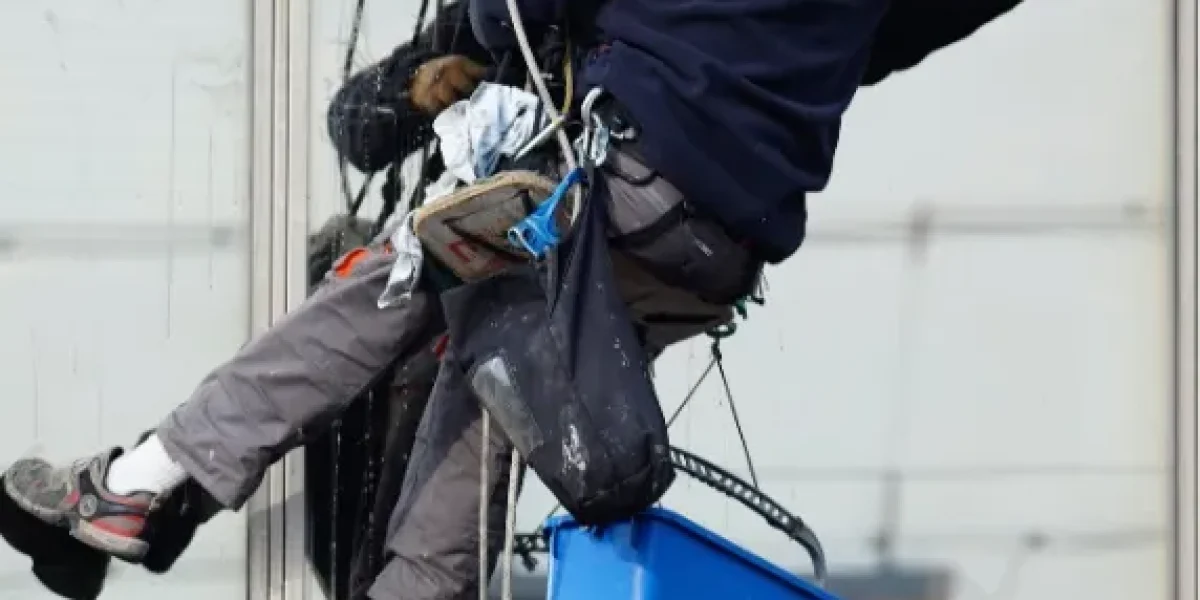 Reinigung-fassade-mann