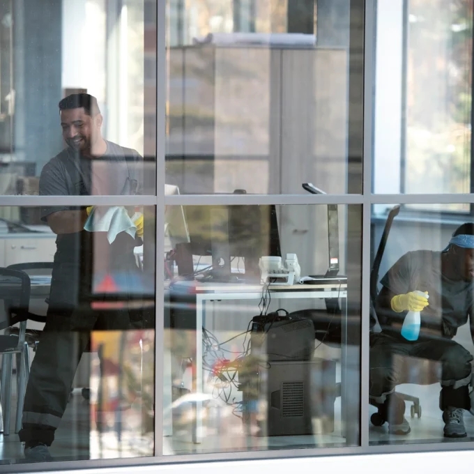 full-shot-smiley-man-cleaning-window